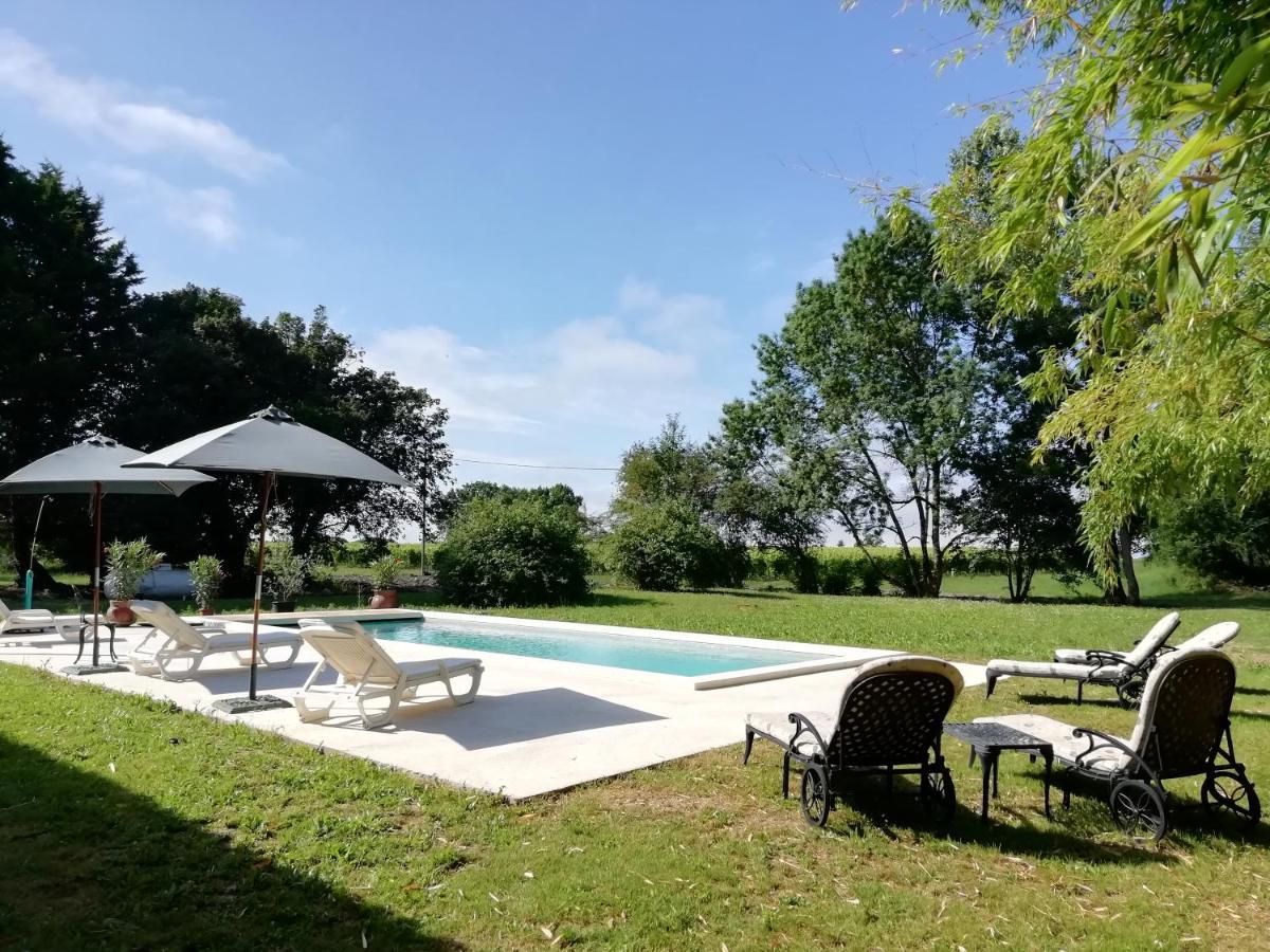Chateau Des Salles Saint-Fort-sur-Gironde Bagian luar foto