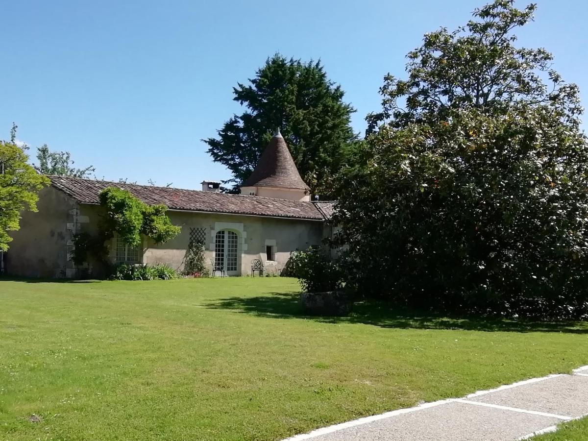 Chateau Des Salles Saint-Fort-sur-Gironde Bagian luar foto