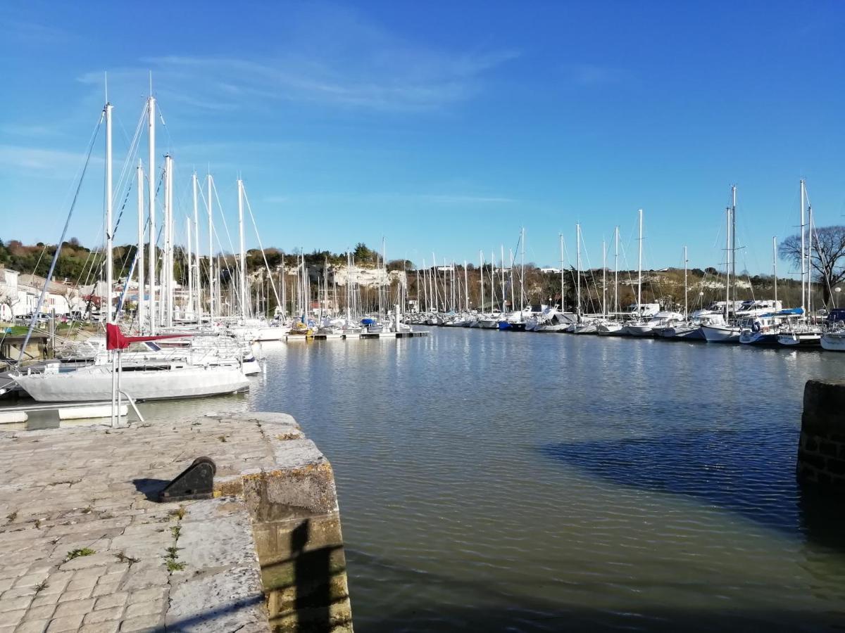 Chateau Des Salles Saint-Fort-sur-Gironde Bagian luar foto