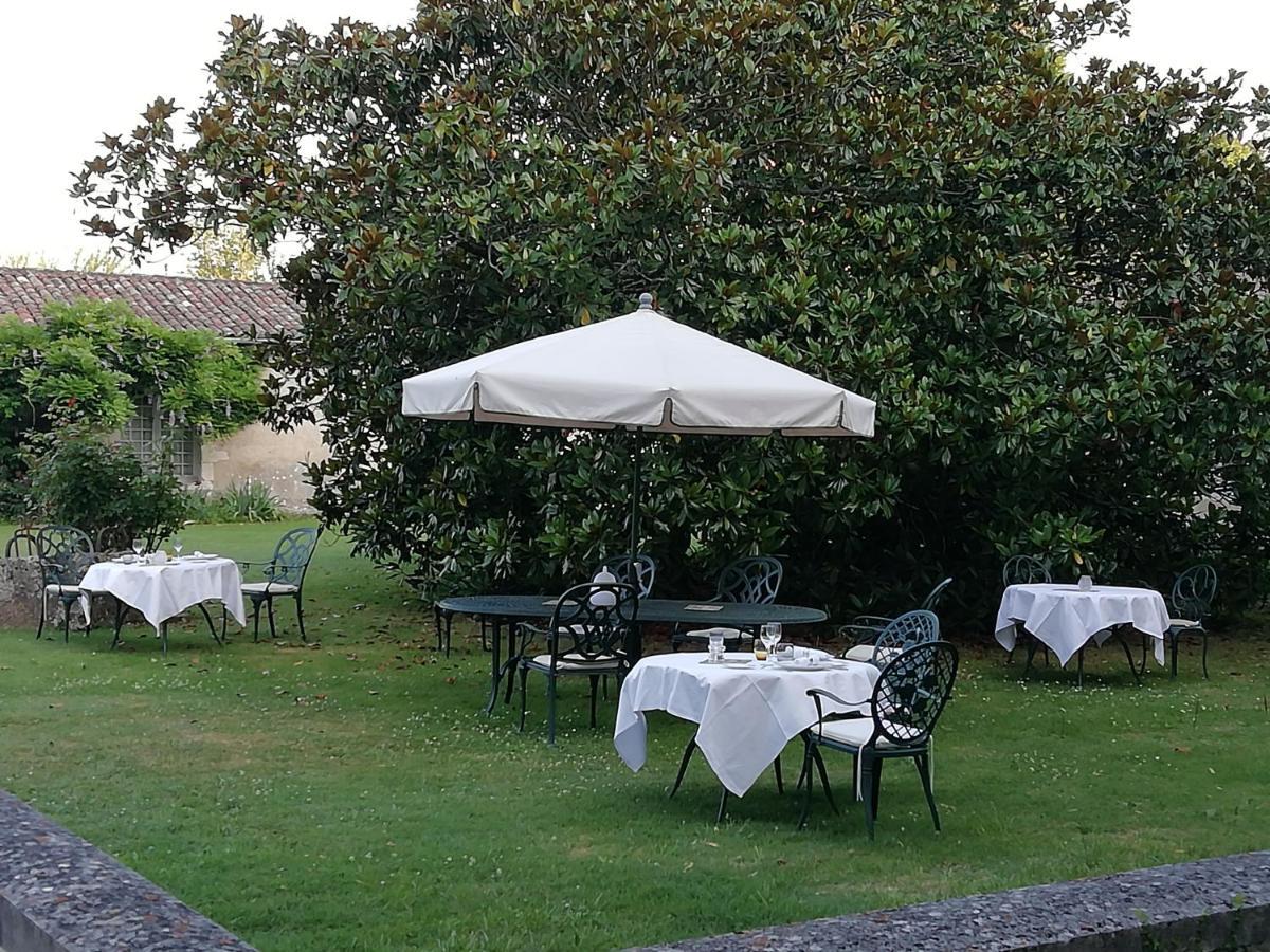 Chateau Des Salles Saint-Fort-sur-Gironde Bagian luar foto