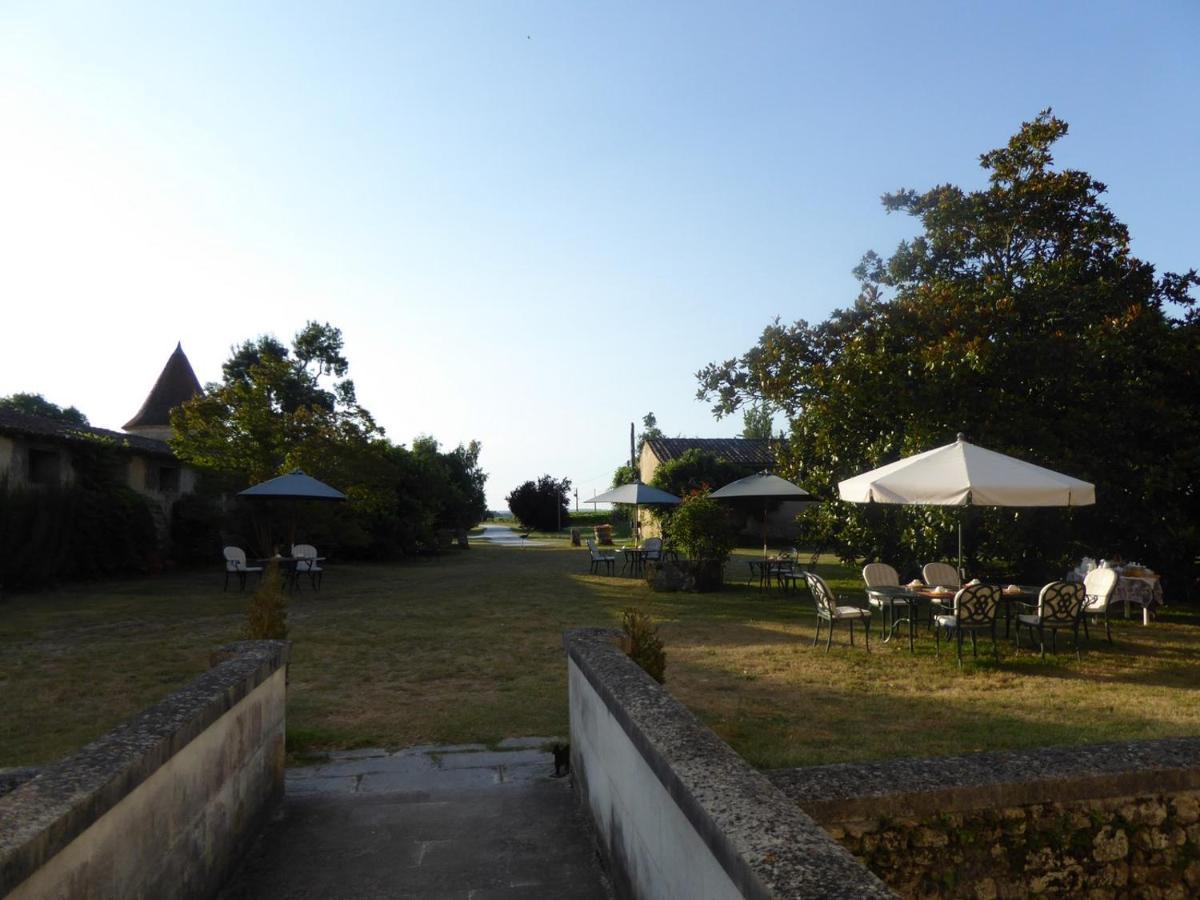 Chateau Des Salles Saint-Fort-sur-Gironde Bagian luar foto