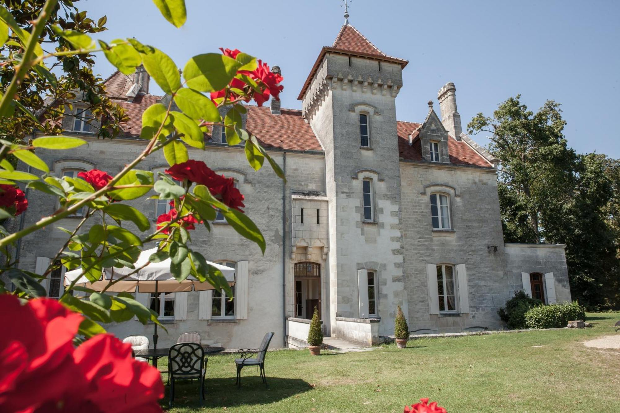 Chateau Des Salles Saint-Fort-sur-Gironde Bagian luar foto