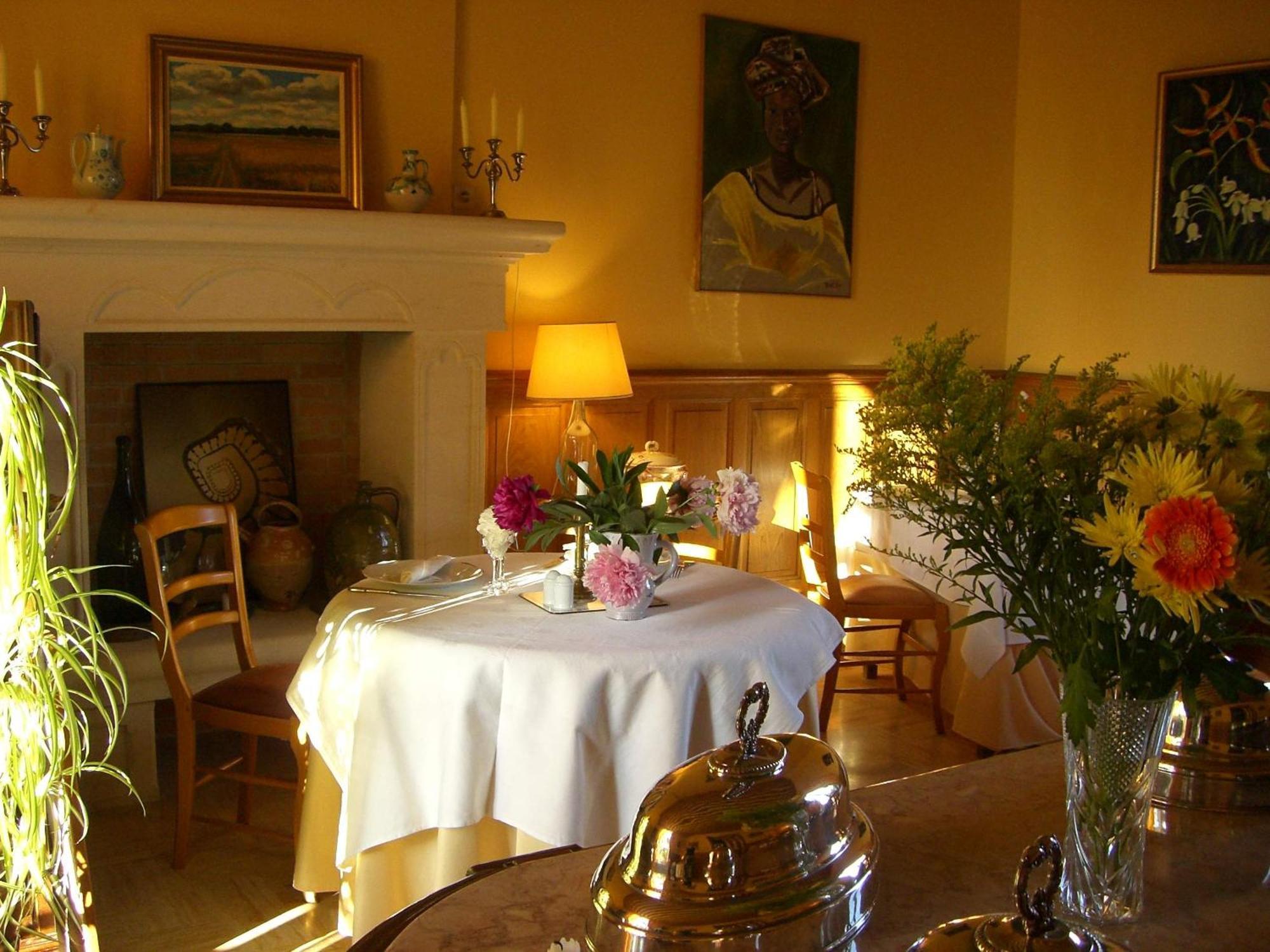 Chateau Des Salles Saint-Fort-sur-Gironde Bagian luar foto