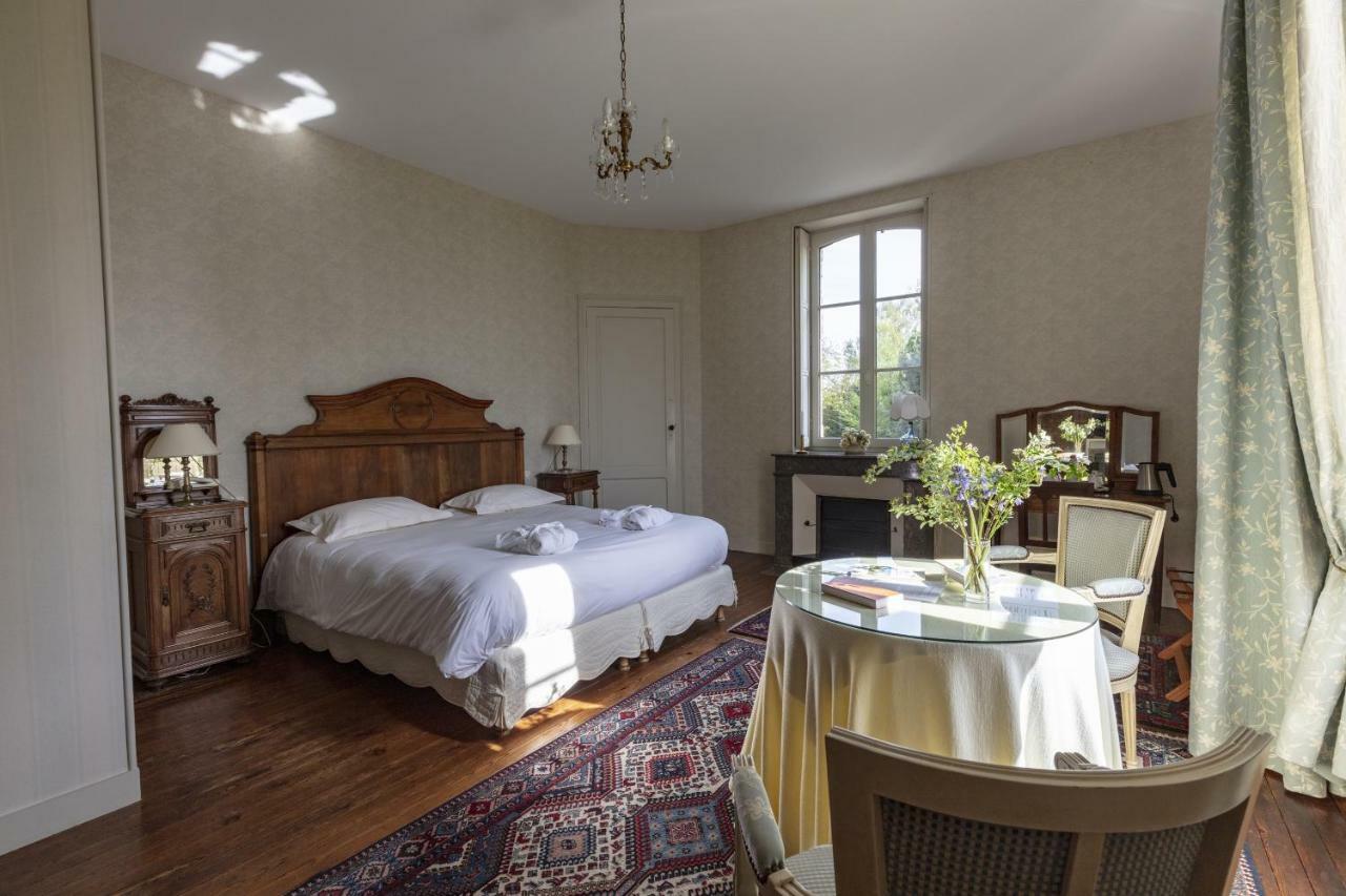 Chateau Des Salles Saint-Fort-sur-Gironde Bagian luar foto