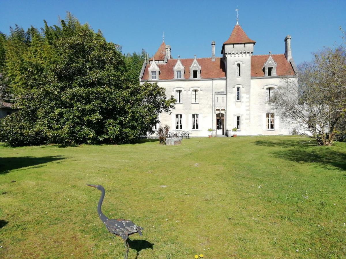 Chateau Des Salles Saint-Fort-sur-Gironde Bagian luar foto