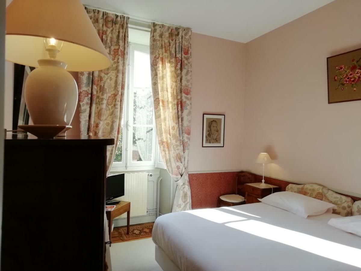 Chateau Des Salles Saint-Fort-sur-Gironde Bagian luar foto