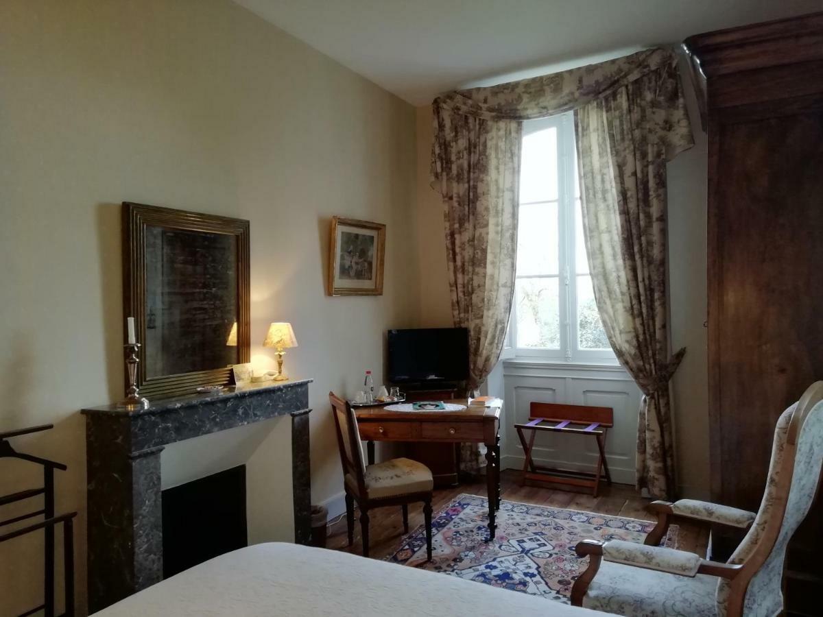 Chateau Des Salles Saint-Fort-sur-Gironde Bagian luar foto